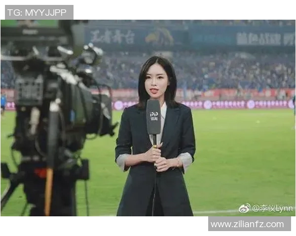 足球明星与女记者亲密互动视频引发热议网友热评不断